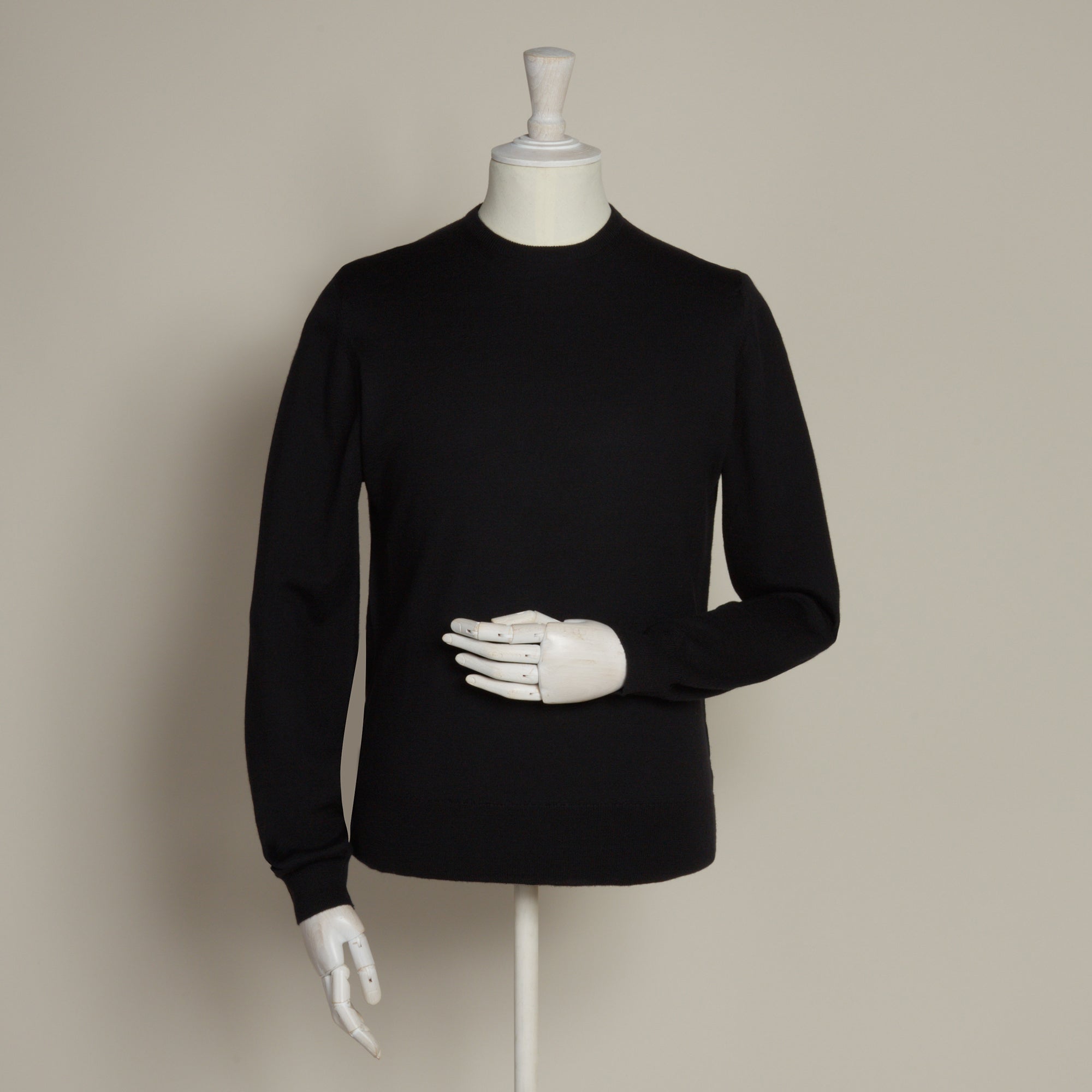 Extra fine merino wool crew neck sweater in Black