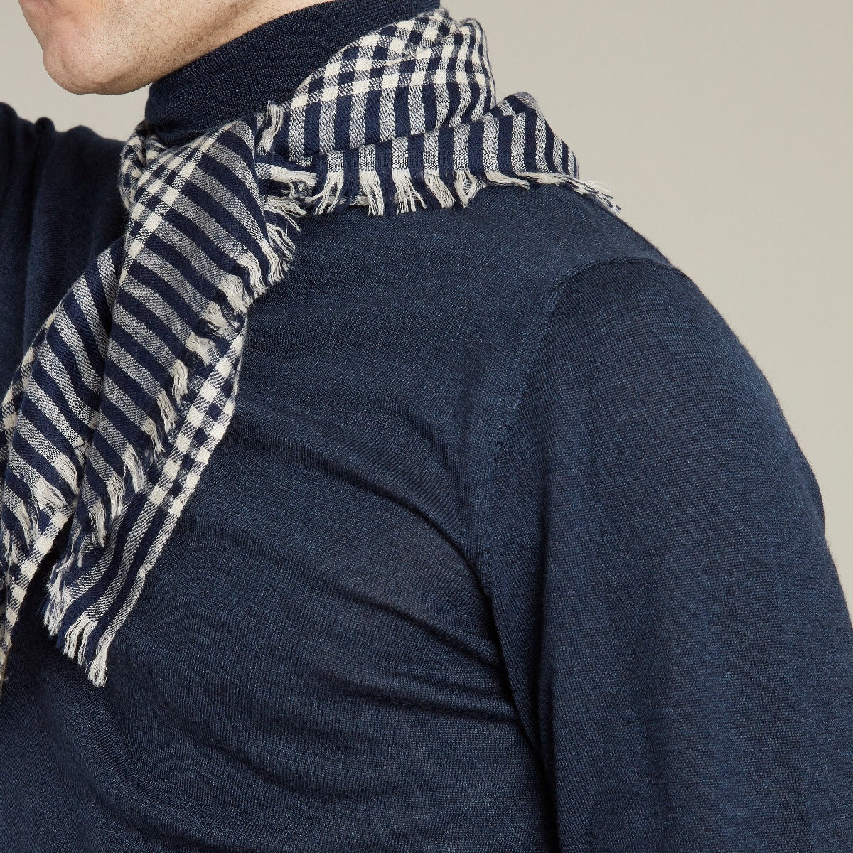 Cashmere Neckerchief With Gingham Print In Navy And Ecru