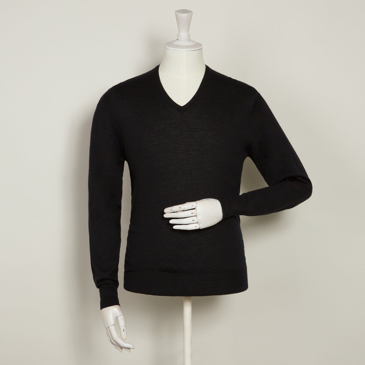 Lightweight V-Neck Cashmere Sweater In Black