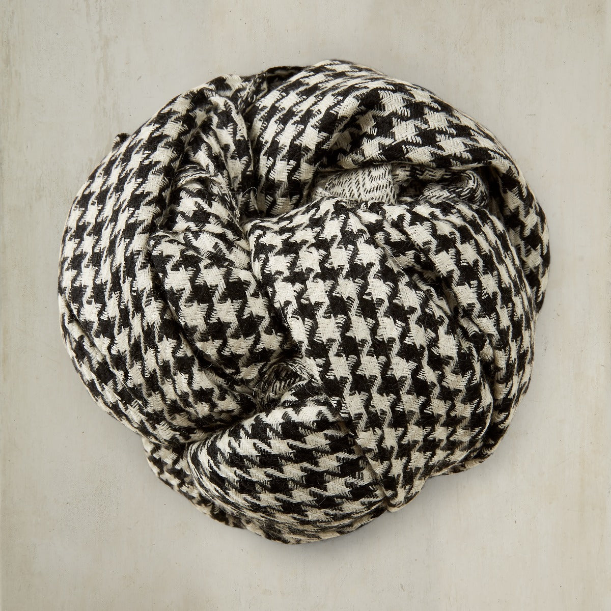 Houndstooth Cashmere Scarf In Black And Ivory