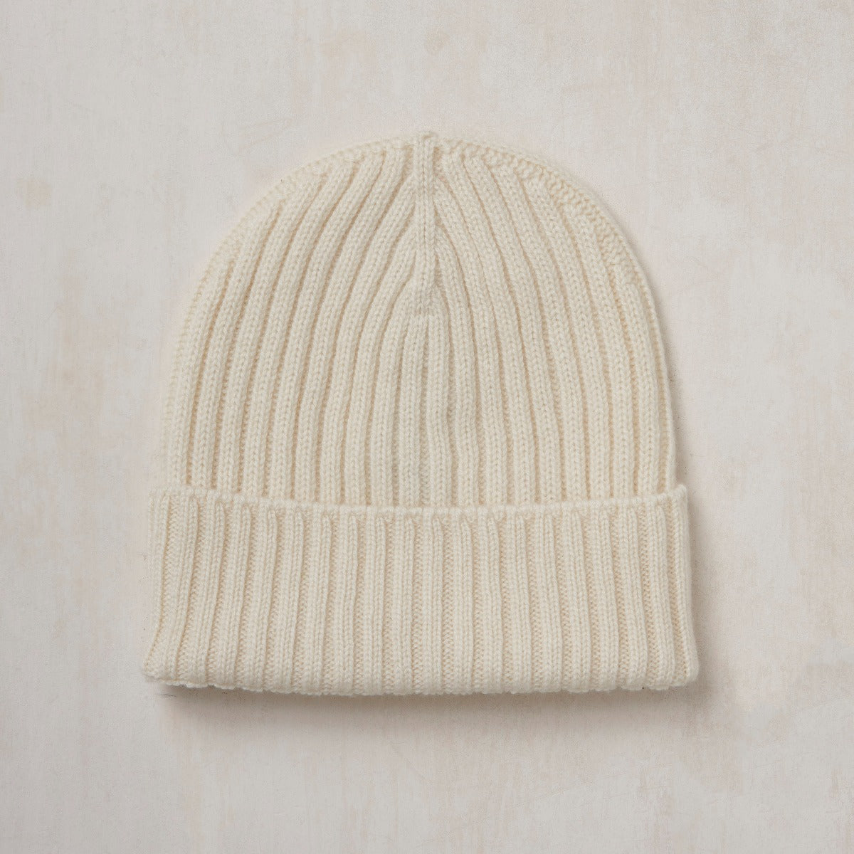 Ribbed Cashmere Knitted Hat In Cream